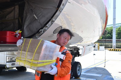 高温酷暑下的东航装卸员 旅客的鼓励让我们干劲满满