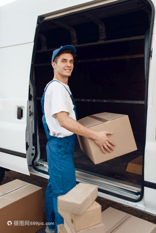 都市脉动中的制服身影 现代送货员的打包与运输日常